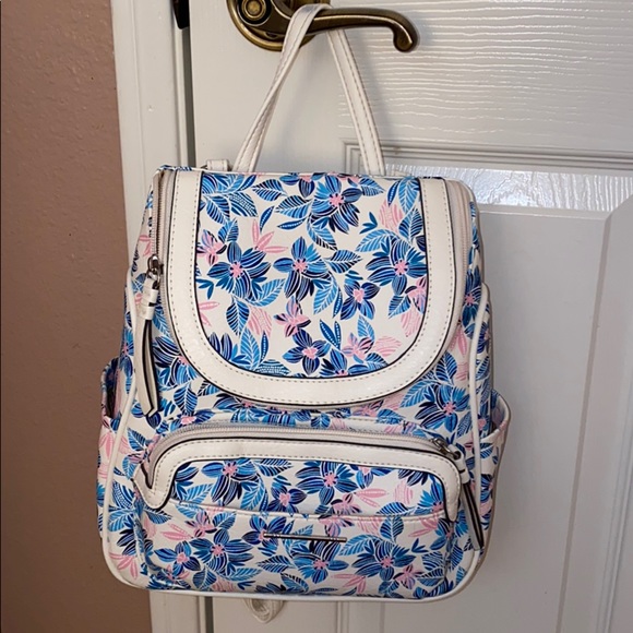 It’s a really cute bag to take with you anywhere! - Picture 1 of 2